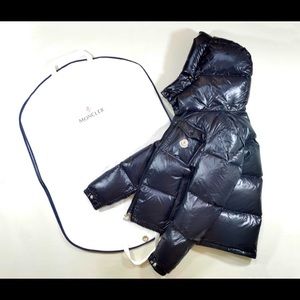 Moncler Montbeliard Short Down Jacket
(Black)
In Great condition, barely worn.
